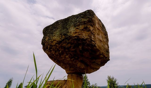 重庆有个景点千斤巨石压在小土堆上看似摇摇欲坠实则非常稳定