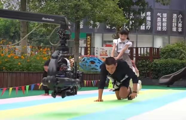 朱一龙拍戏也太拼了,又被打巴掌又被吐口水,膝盖都被他爬破了休闲区蓝鸢梦想 - Www.slyday.coM 朱一龙拍戏也太拼了,又被打巴掌又被吐口水,膝盖都被他爬破了休闲区蓝鸢梦想 - Www.slyday.coM