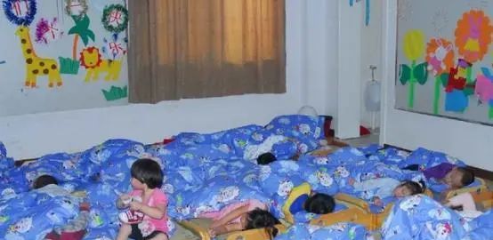 幼儿园的小朋友有多“嗜睡”?有人午休叫不醒,有人吃饭也能入梦休闲区蓝鸢梦想 - Www.slyday.coM 幼儿园的小朋友有多“嗜睡”?有人午休叫不醒,有人吃饭也能入梦休闲区蓝鸢梦想 - Www.slyday.coM