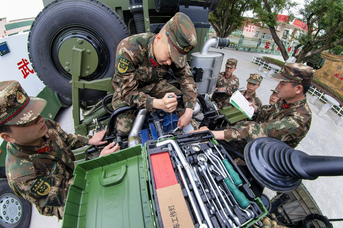 武警桂林支队组织车辆检修保养备战年检