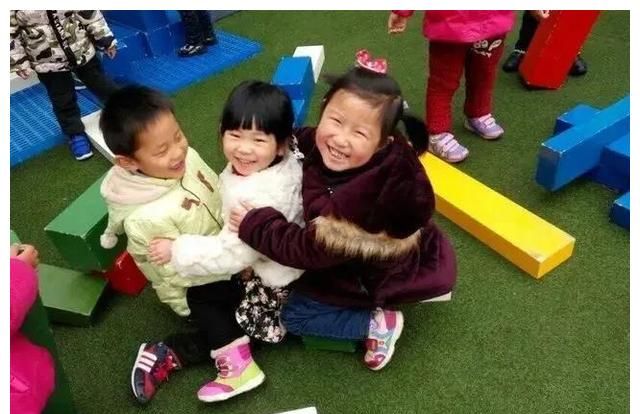 小男孩在幼儿园太受女生欢迎怎么办休闲区蓝鸢梦想 - Www.slyday.coM 小男孩在幼儿园太受女生欢迎怎么办休闲区蓝鸢梦想 - Www.slyday.coM