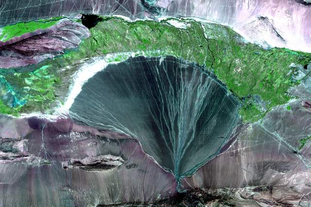 分布于山麓地区的泥石流扇和洪积扇两者有什么差别