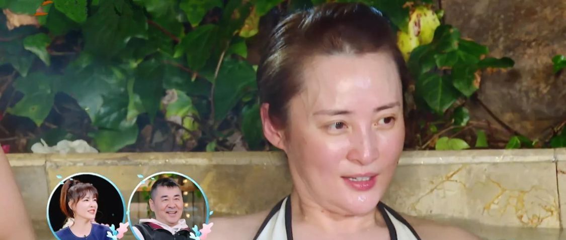 蒋勤勤坐着候戏被拍驼背脖子前倾体态很显老而且素颜还苍白