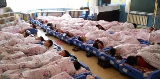 幼儿园的小朋友有多“嗜睡”?有人午休叫不醒,有人吃饭也能入梦休闲区蓝鸢梦想 - Www.slyday.coM 幼儿园的小朋友有多“嗜睡”?有人午休叫不醒,有人吃饭也能入梦休闲区蓝鸢梦想 - Www.slyday.coM