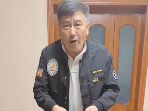 戏骨林威吃烤全羊太满足!徒手啃肉满嘴是油,两鬓斑白胡子拉碴|林威|烤全羊|香港电影_新浪新闻