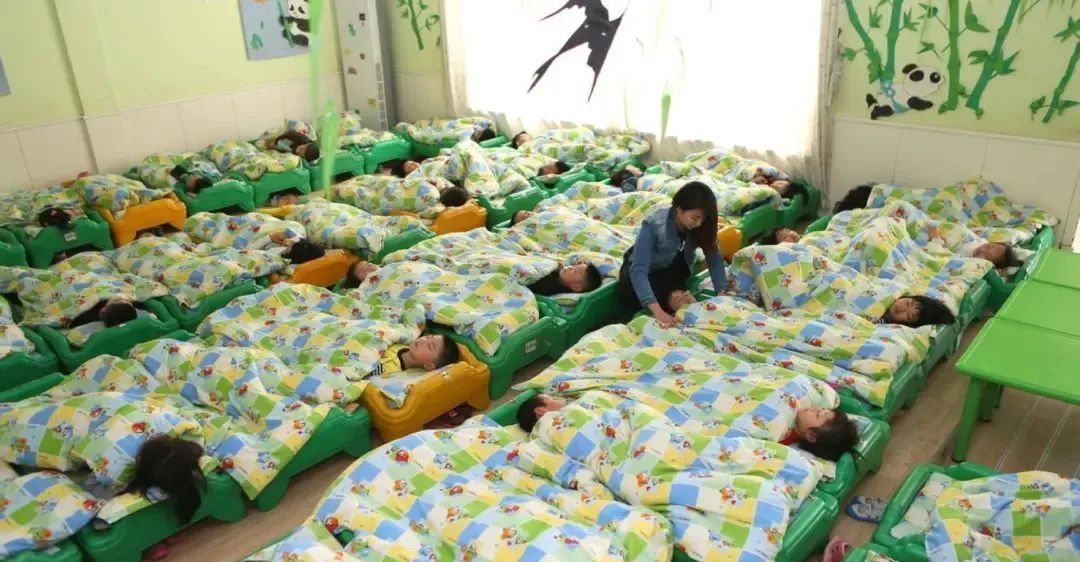 幼儿园的小朋友有多“嗜睡”?有人午休叫不醒,有人吃饭也能入梦休闲区蓝鸢梦想 - Www.slyday.coM 幼儿园的小朋友有多“嗜睡”?有人午休叫不醒,有人吃饭也能入梦休闲区蓝鸢梦想 - Www.slyday.coM