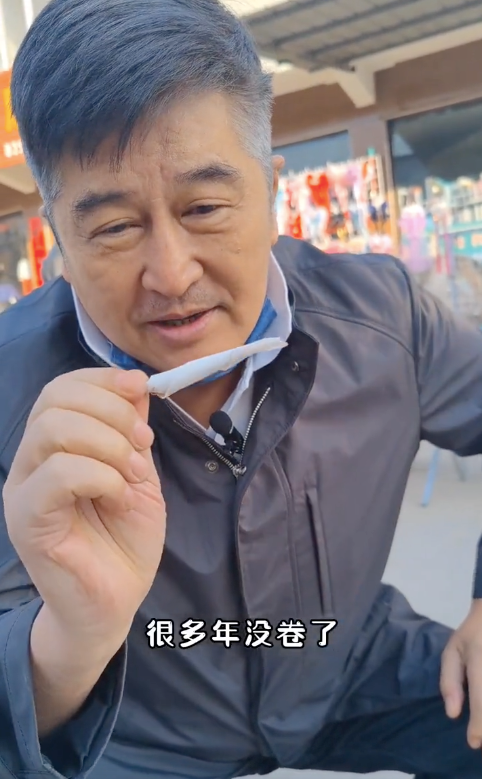 戏骨林威吃烤全羊太满足徒手啃肉满嘴是油两鬓斑白胡子拉碴