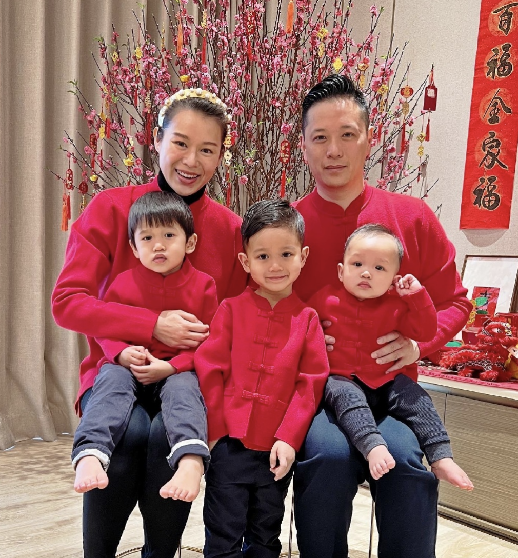 胡杏儿晒七年前后对比照为老公庆生,母子四人送吻,长子画全家福休闲区蓝鸢梦想 - Www.slyday.coM 胡杏儿晒七年前后对比照为老公庆生,母子四人送吻,长子画全家福休闲区蓝鸢梦想 - Www.slyday.coM