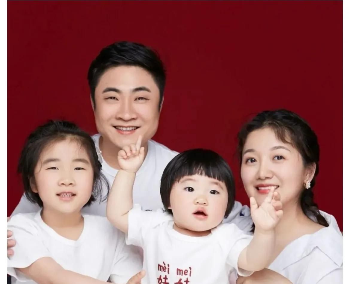 在乔杉的全家福中,垛垛连笑容都是和爸爸乔杉高度相似的.