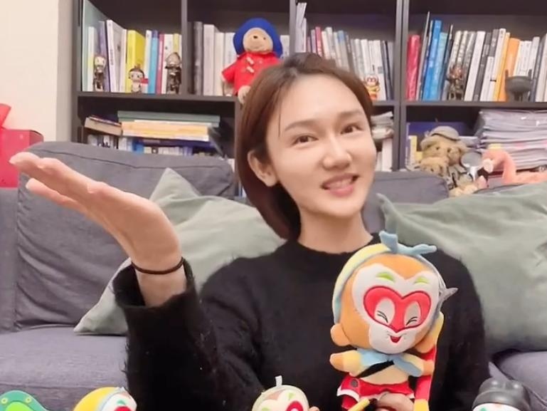 央视主持人龙洋自曝素颜真美女颜值能打没短板气质媲美女明星