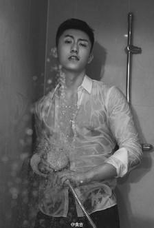 男星晒腹肌修罗场!