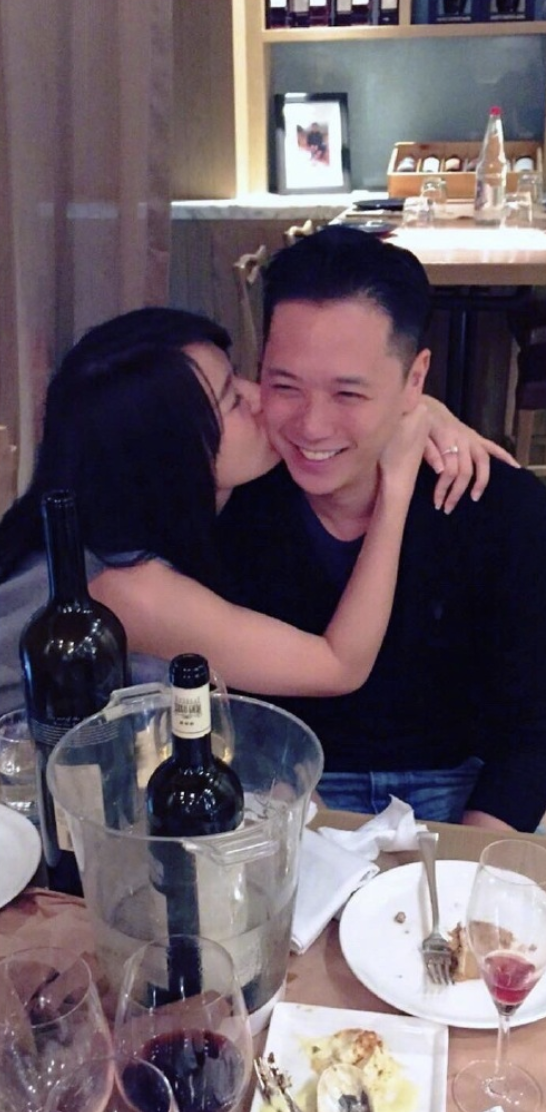 胡杏儿晒七年前后对比照为老公庆生,母子四人送吻,长子画全家福休闲区蓝鸢梦想 - Www.slyday.coM 胡杏儿晒七年前后对比照为老公庆生,母子四人送吻,长子画全家福休闲区蓝鸢梦想 - Www.slyday.coM