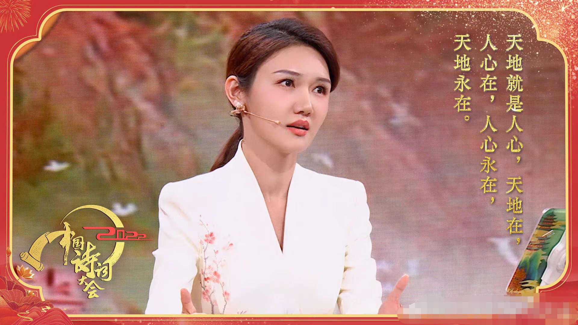 央视主持人龙洋自曝素颜真美女颜值能打没短板气质媲美女明星