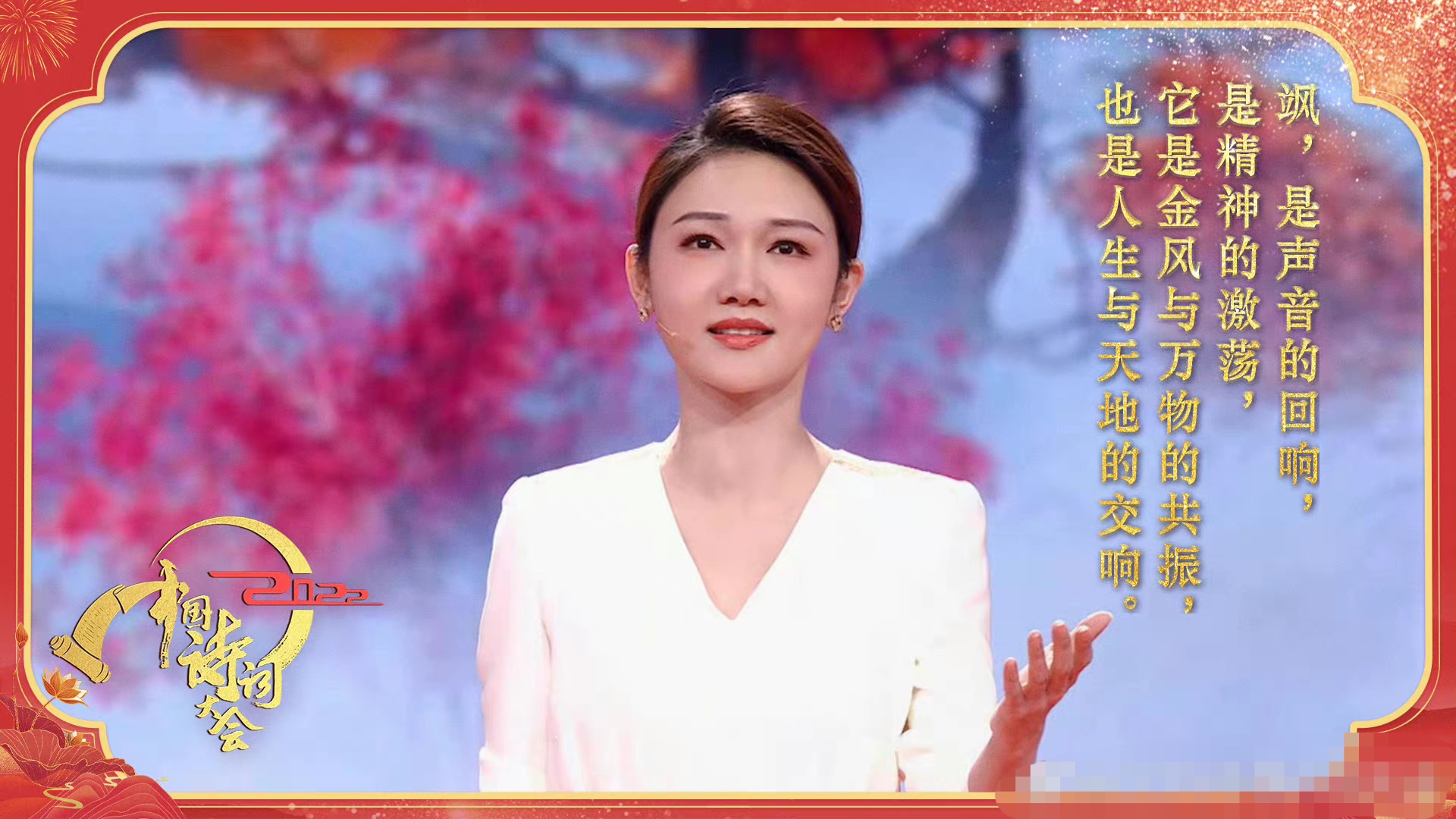 央视主持人龙洋自曝素颜真美女颜值能打没短板气质媲美女明星