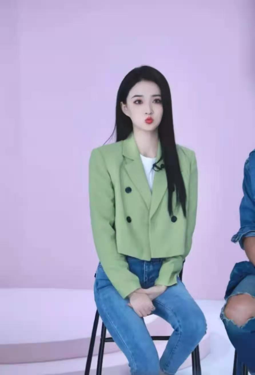 徐璐衣品真出众小香风外套搭露脐吊带大方秀出杨柳腰