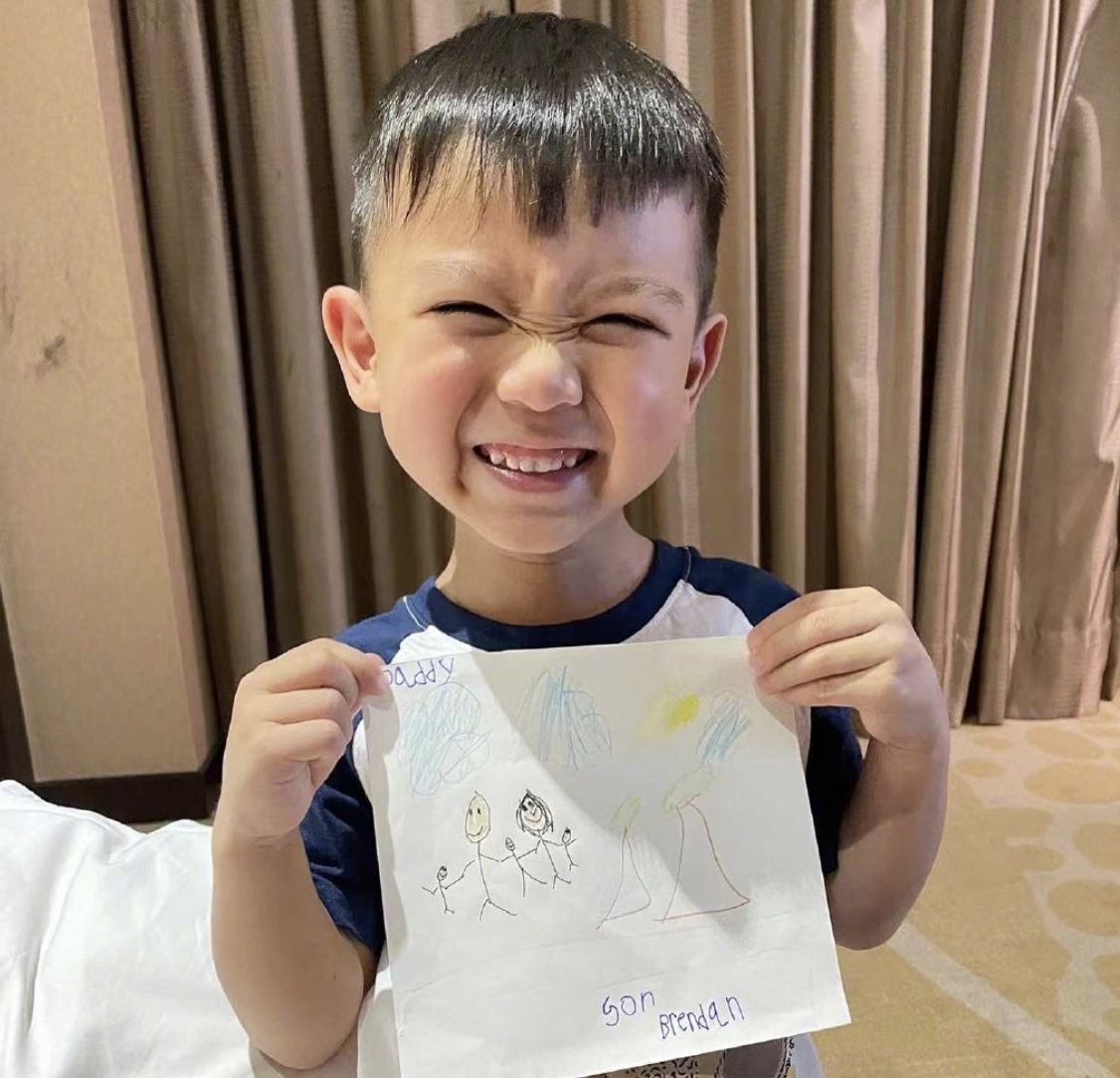 胡杏儿晒七年前后对比照为老公庆生,母子四人送吻,长子画全家福休闲区蓝鸢梦想 - Www.slyday.coM 胡杏儿晒七年前后对比照为老公庆生,母子四人送吻,长子画全家福休闲区蓝鸢梦想 - Www.slyday.coM