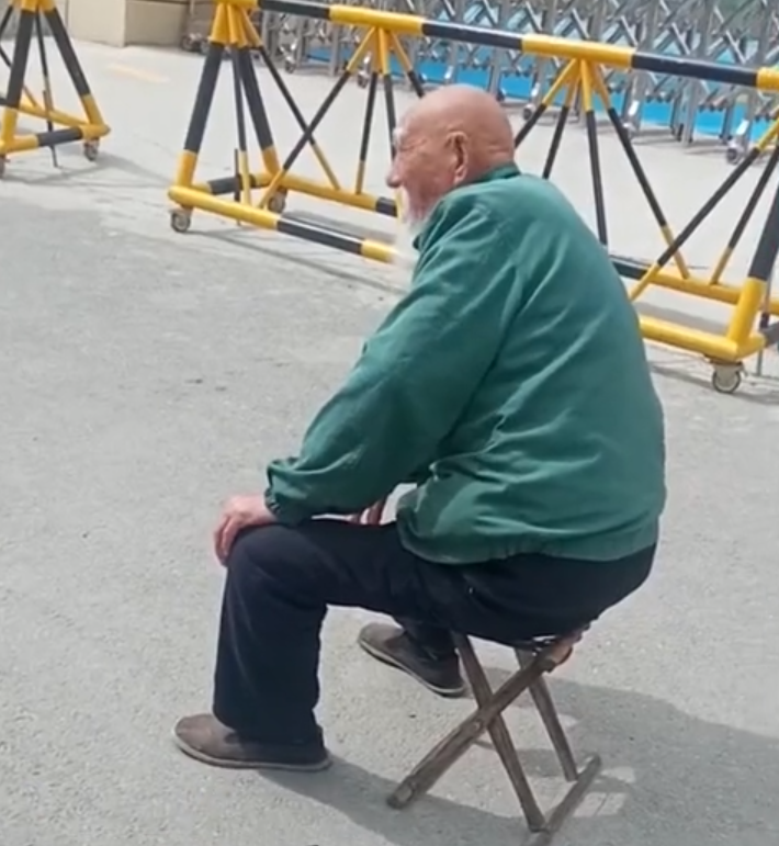 老爷爷自带马扎接重孙女放学看到接送车辆后