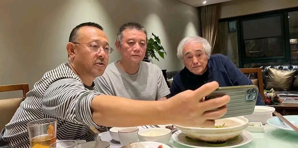 姜文跟王朔的近照64岁的王朔已没有当年的意气风发