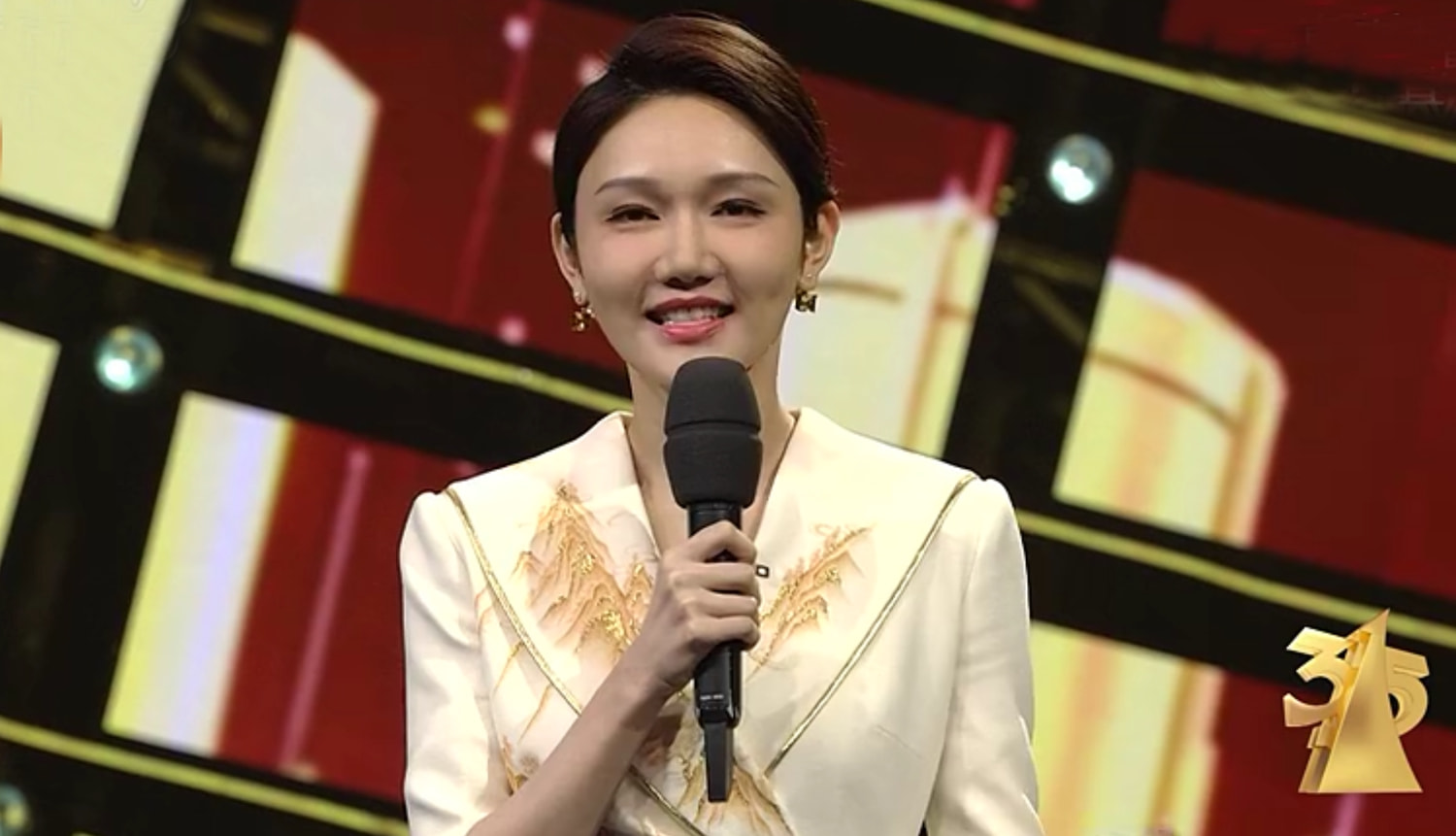 央视315晚会主持团零失误陈伟鸿和谢颖颖撑场面龙洋备受关注