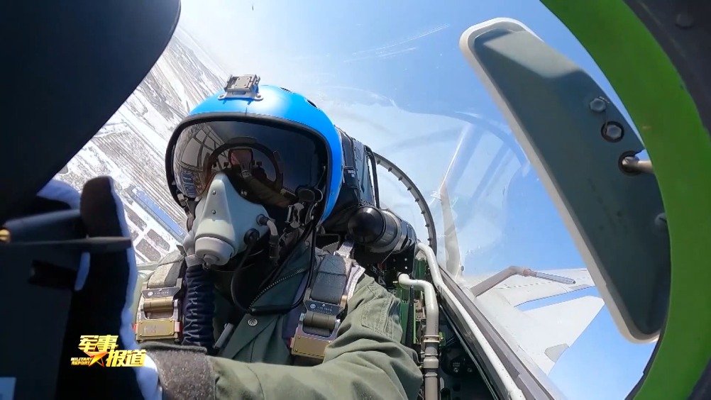 直击演训场丨歼15舰载战斗机跨昼夜对抗训练近日海军舰载航空兵某部在