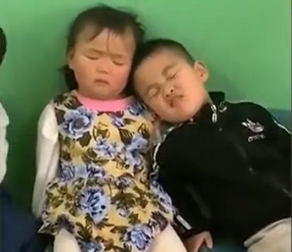 幼儿园的小朋友有多“嗜睡”?有人午休叫不醒,有人吃饭也能入梦休闲区蓝鸢梦想 - Www.slyday.coM 幼儿园的小朋友有多“嗜睡”?有人午休叫不醒,有人吃饭也能入梦休闲区蓝鸢梦想 - Www.slyday.coM