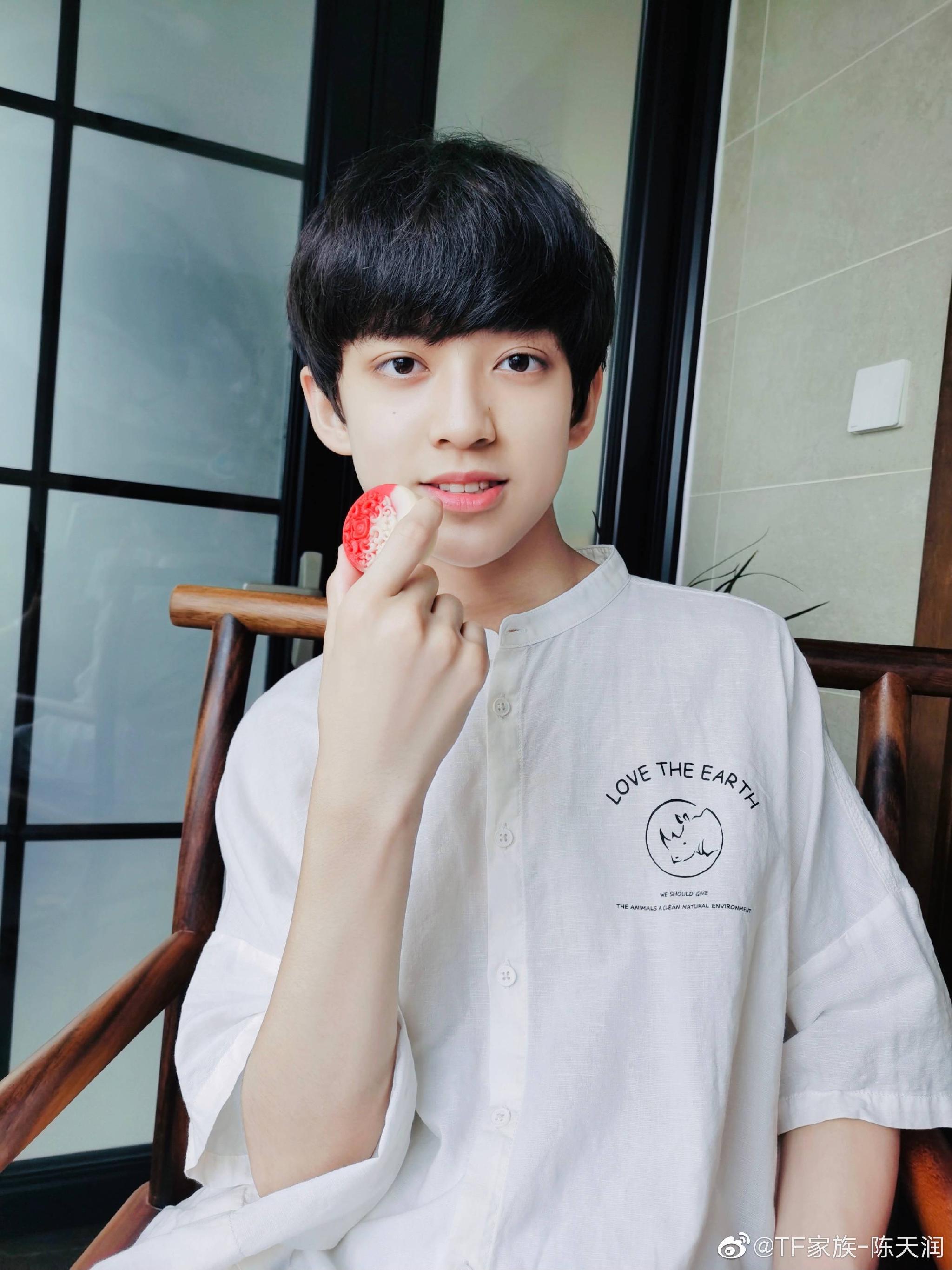 好像知道了tf家族陈天润的拍照技巧手里必须得举点啥