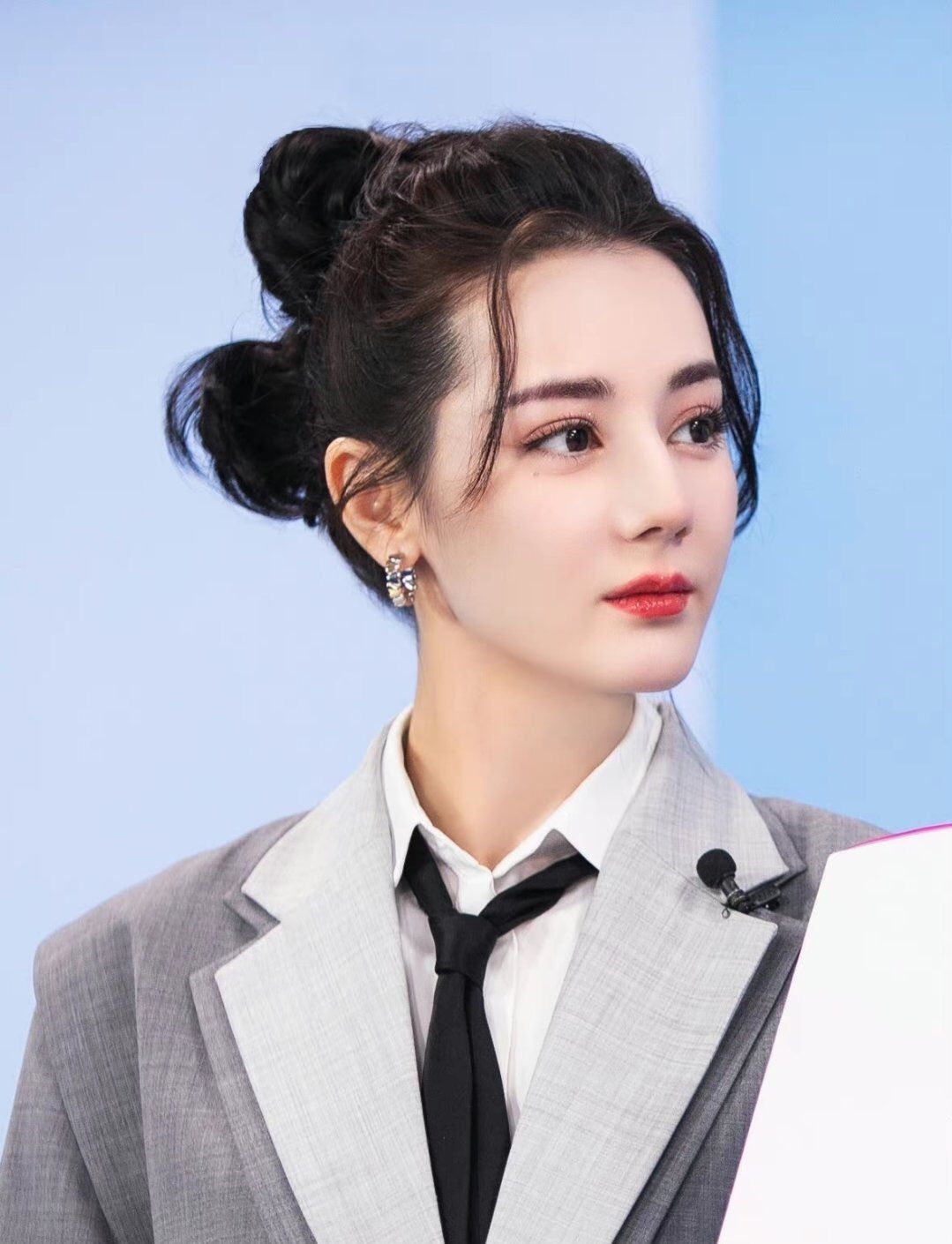 迪丽热巴一袭灰色长西装搭配可爱丸子头颜值身材绝对妥妥的校花