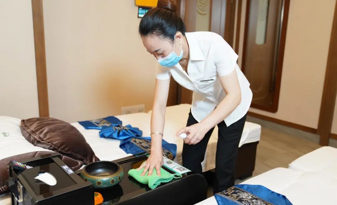 店内工作人员正在进行清洁消毒
