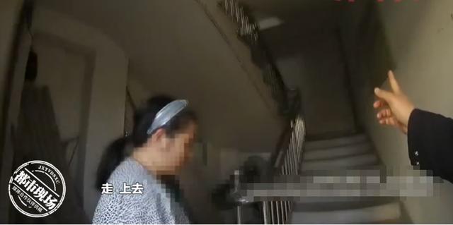 新手妈妈出门倒垃圾，婴儿被反锁在5楼室内，民警徒手攀爬救援