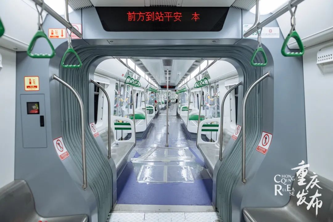 重庆单轨2号线8编组列车车厢内部. 