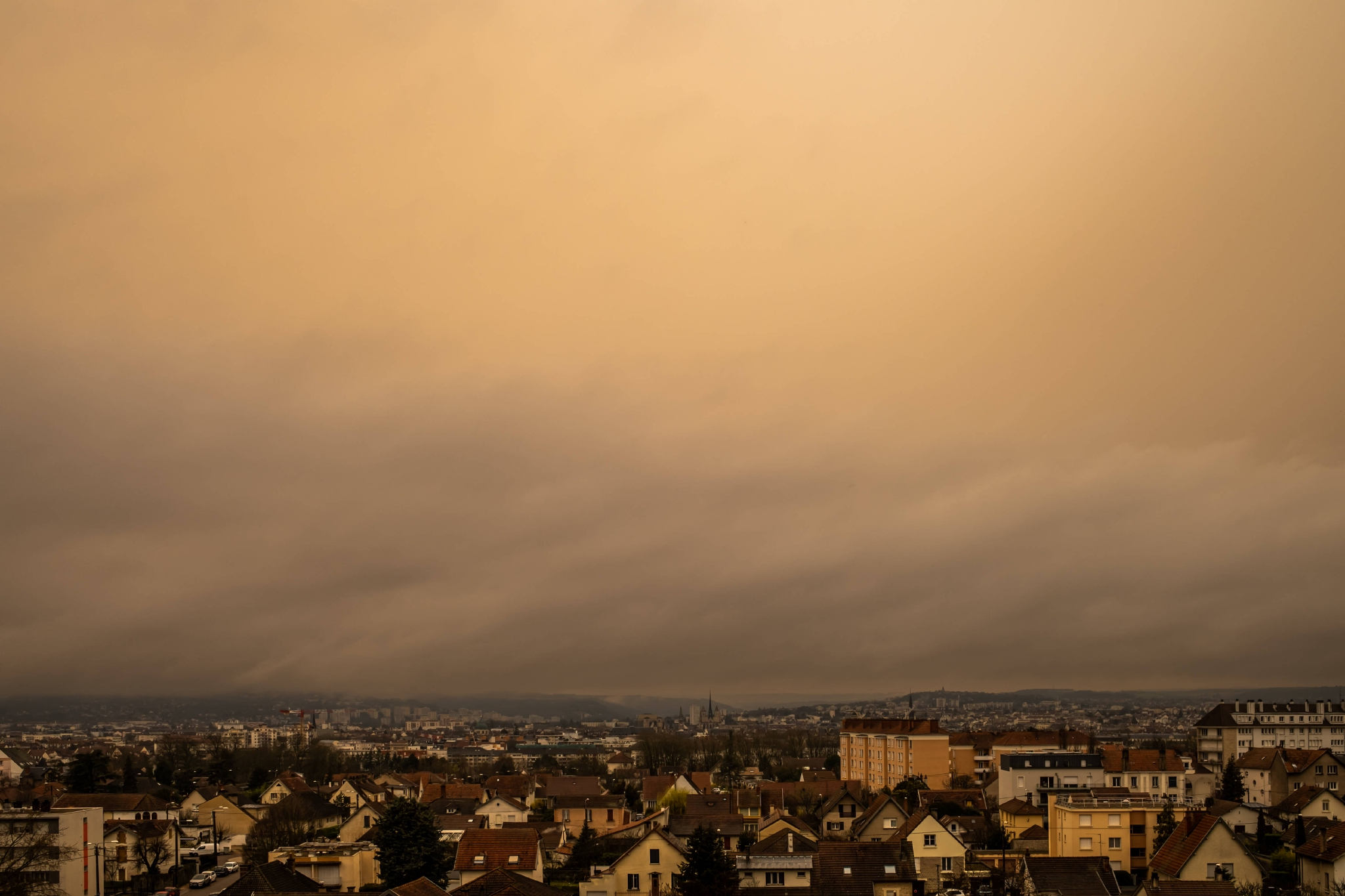 3月15日,法国第戎的天空被沙尘笼罩.