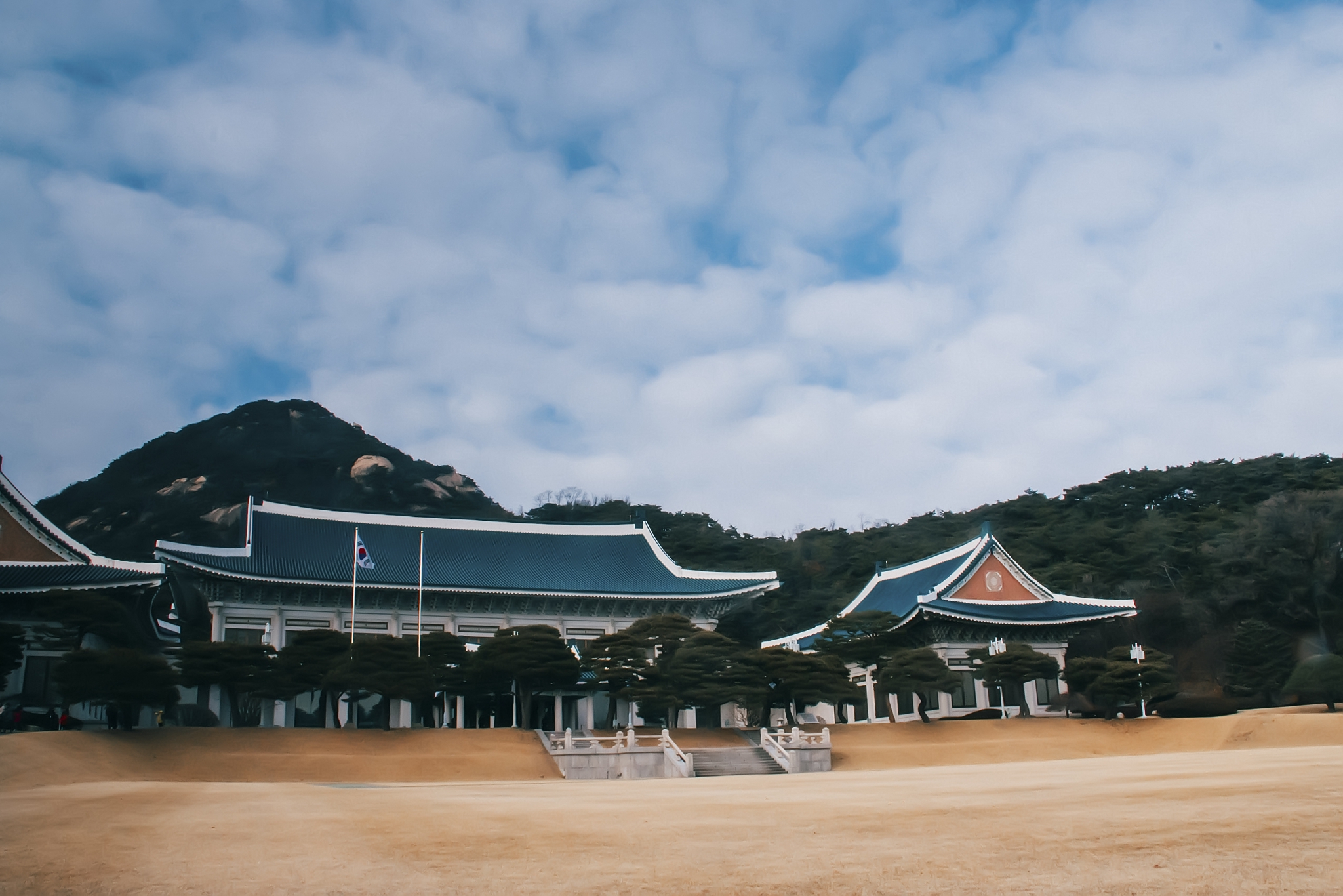 韩国青瓦台主楼及花园前景.图/ic photo