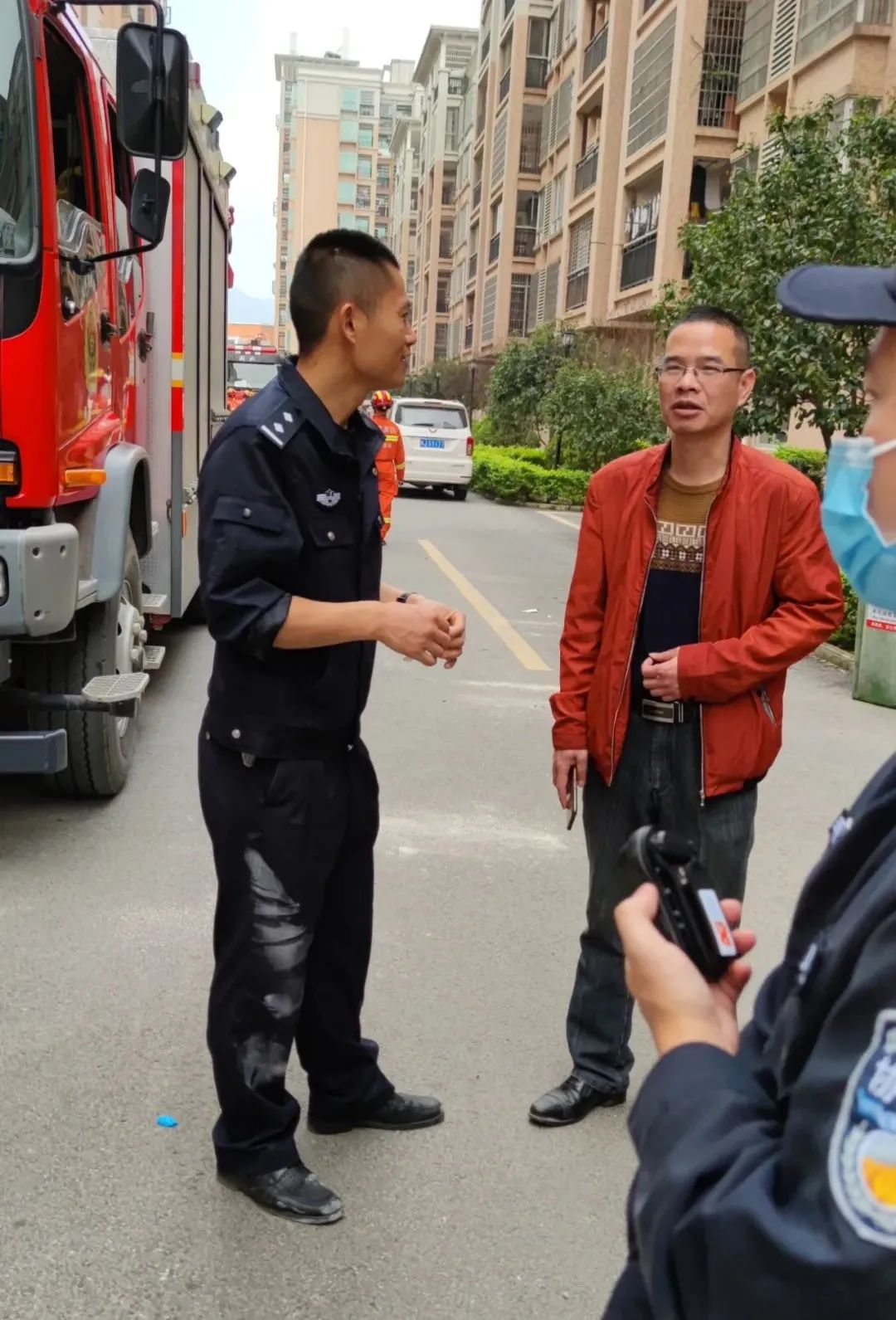 小女孩在11层楼顶欲轻生，危急时刻他纵身一跳……休闲区蓝鸢梦想 - Www.slyday.coM