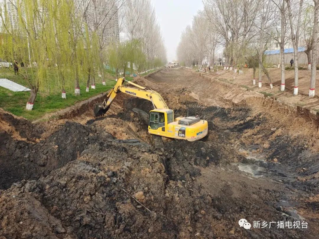 记者在黄河大道人民胜利渠看到,多台大型工程机械正在进行清淤作业