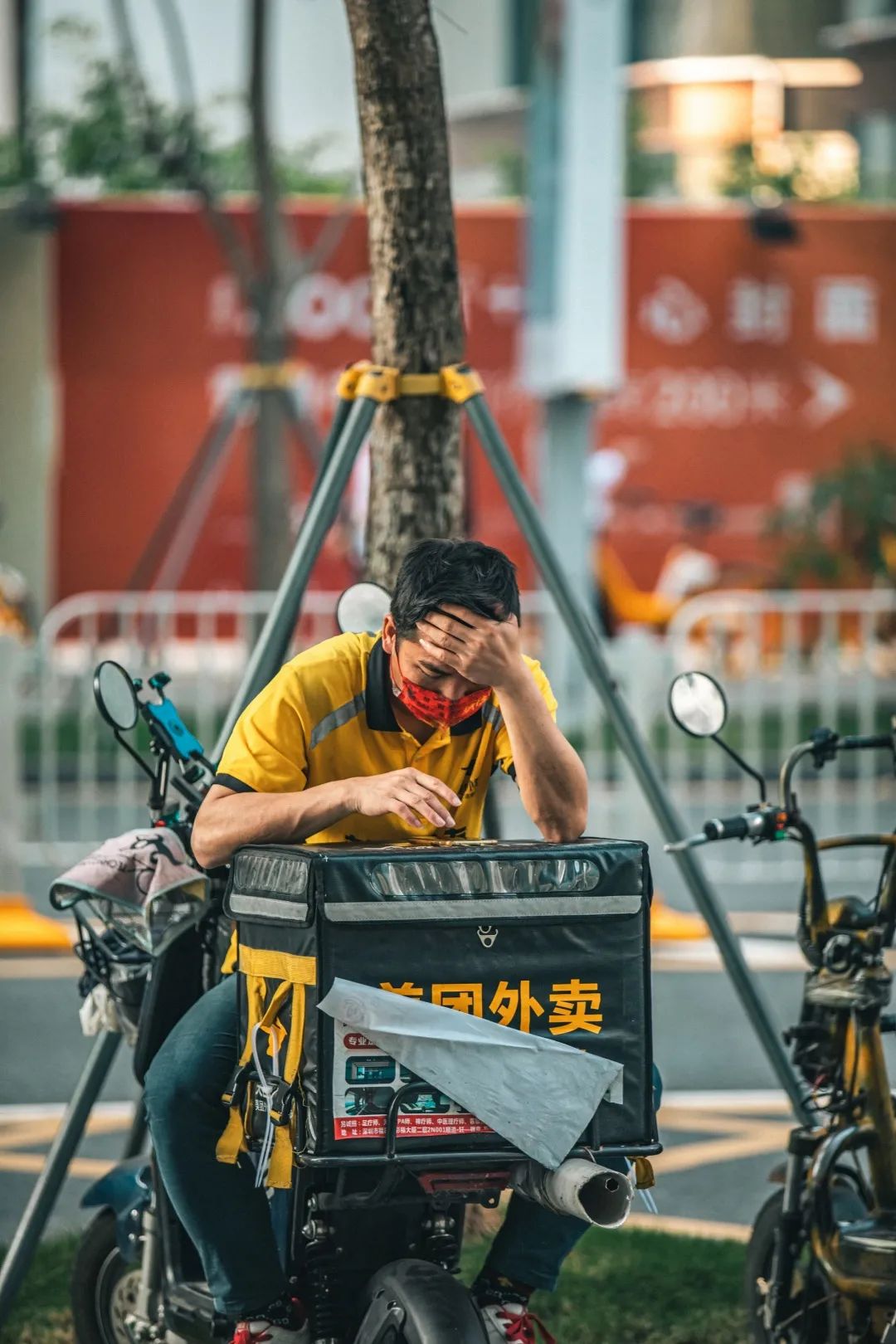 过完最忙碌的时间段,一名外卖小哥在车后座上短暂休息了会儿.宁杰文摄