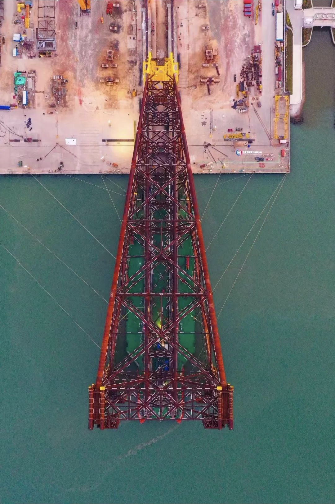 3万吨重亚洲第一深水导管架下海登船