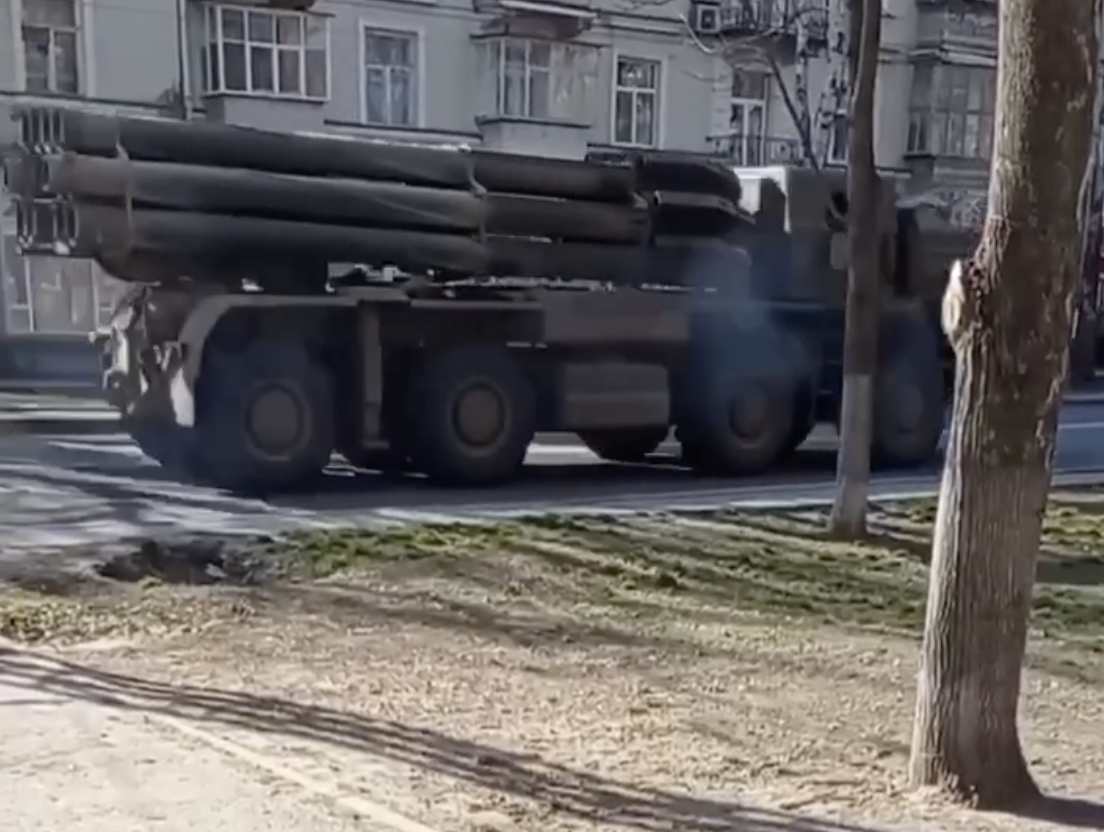 社交网站上俄军“龙卷风”火箭炮系统开进赫尔松市区的视频截图