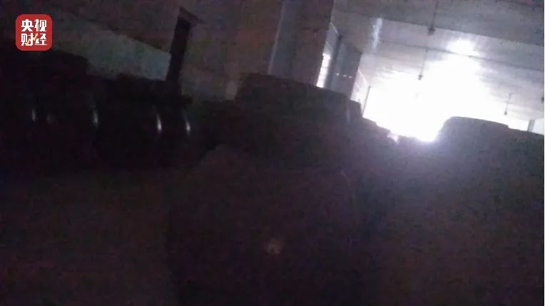 脚踩酸菜、乱扔烟头、防腐剂超量...湖南插旗菜业土坑腌制酸菜被曝光！休闲区蓝鸢梦想 - Www.slyday.coM