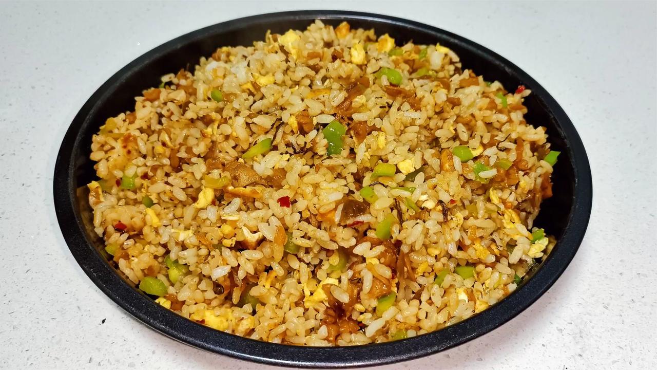 外婆菜炒米饭这样做太香了简单美味比吃大鱼大肉还过瘾好吃