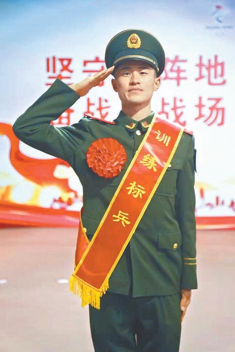 士兵闫森的荣耀五年三受阅四年立三功