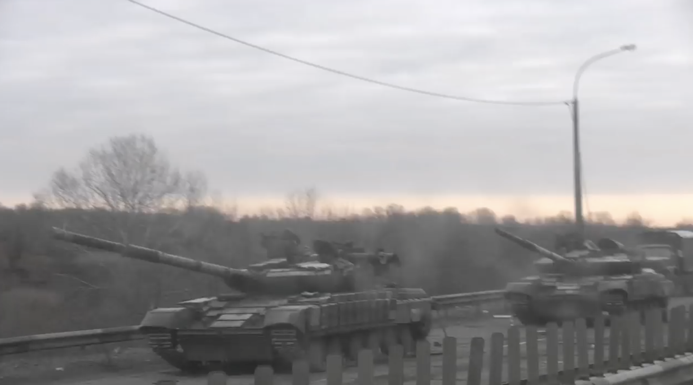 俄军15日公布的视频中，据称是被乌军抛弃在赫尔松州公路上的装备