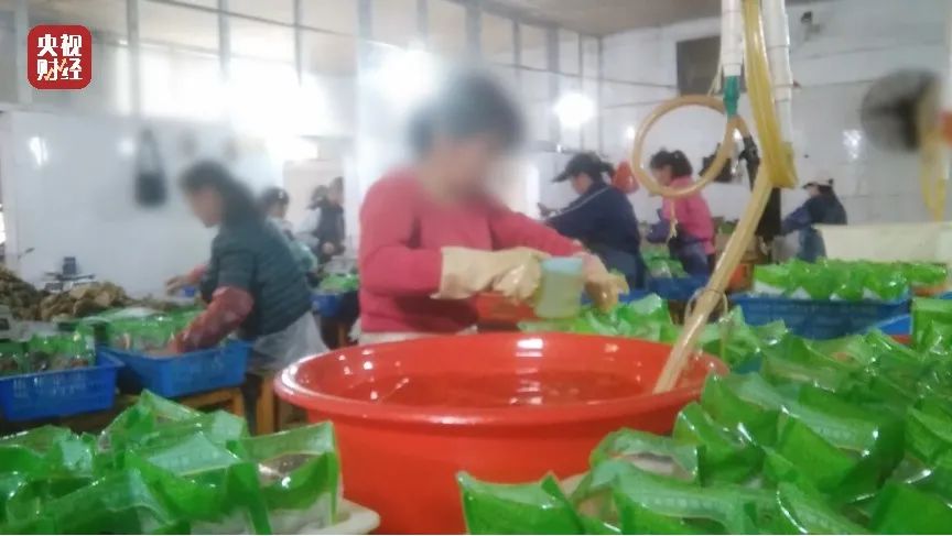 脚踩酸菜、乱扔烟头、防腐剂超量...湖南插旗菜业土坑腌制酸菜被曝光！休闲区蓝鸢梦想 - Www.slyday.coM