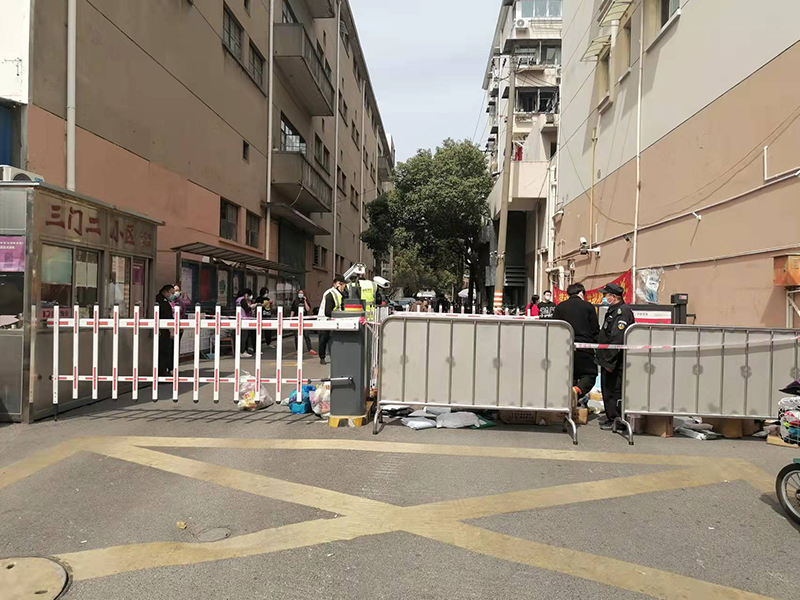 虹口区江湾镇街道根据疫情防控要求,对其居住的小区进行封闭管理.