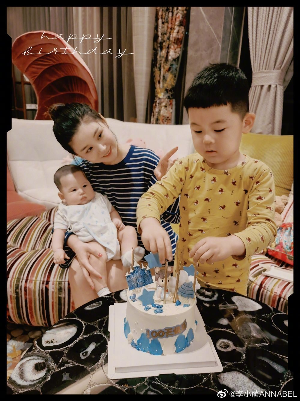 李小萌晒二胎儿子百天照哥哥为弟弟插蜡烛温馨有爱