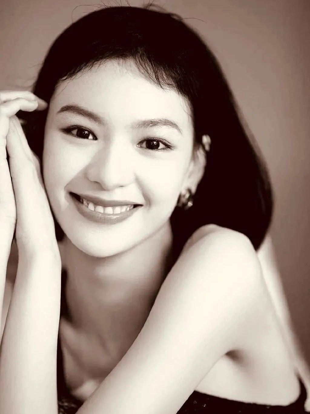 在《金刚川》中的她虽戏份不算多,但也能看出其表现力.