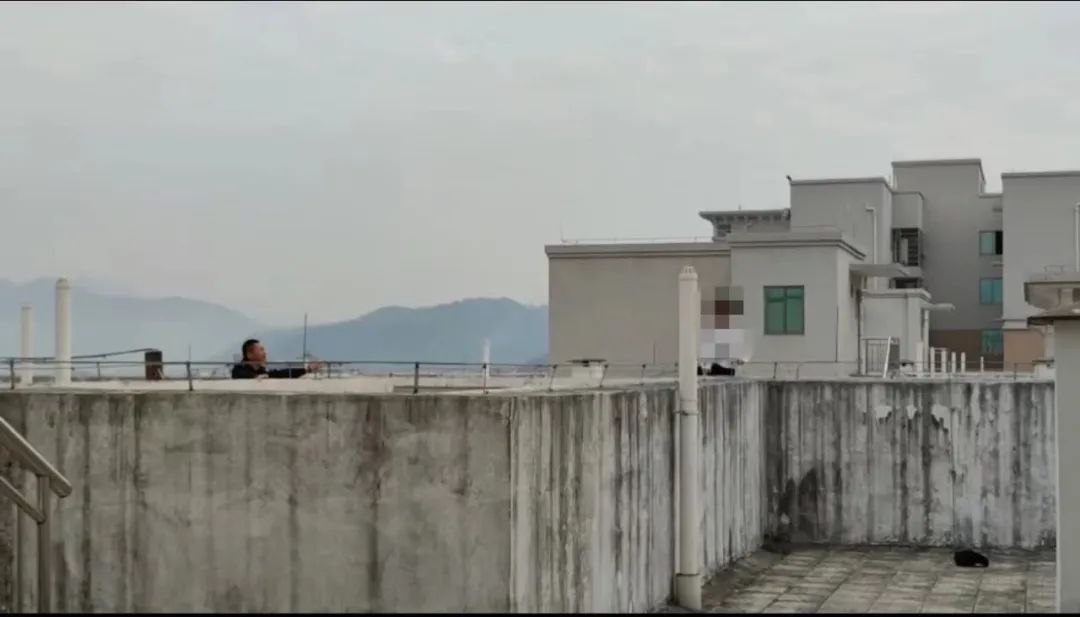 小女孩在11层楼顶欲轻生，危急时刻他纵身一跳……