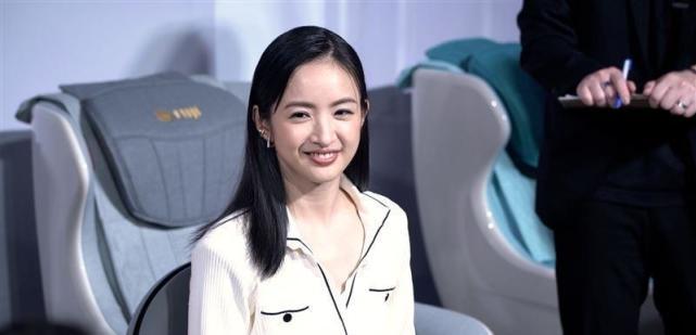 39岁林依晨产后复出太拼了独自带娃拍戏太辛苦，穿白裙尽显少女范休闲区蓝鸢梦想 - Www.slyday.coM