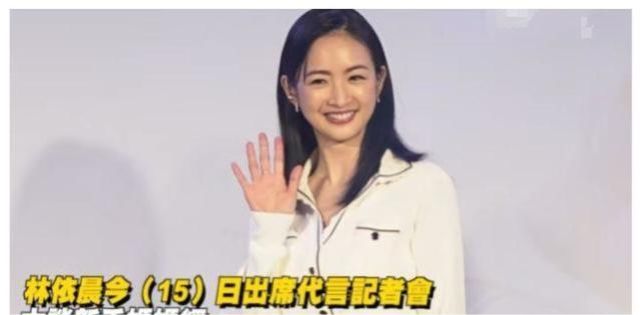 39岁林依晨产后复出太拼了独自带娃拍戏太辛苦，穿白裙尽显少女范休闲区蓝鸢梦想 - Www.slyday.coM