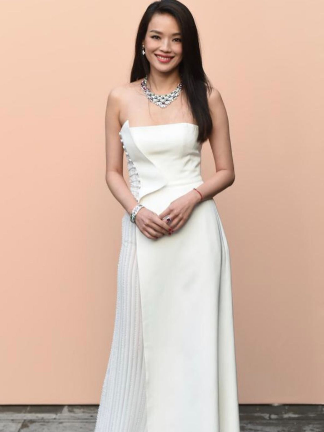 舒淇出席活动抹胸裙配黑头纱还能理解穿双滚筒袜真看不懂