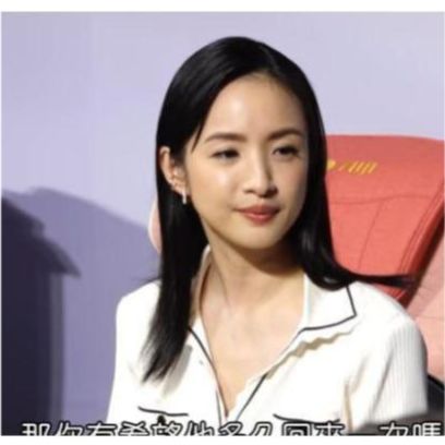 39岁林依晨产后复出太拼了独自带娃拍戏太辛苦，穿白裙尽显少女范休闲区蓝鸢梦想 - Www.slyday.coM